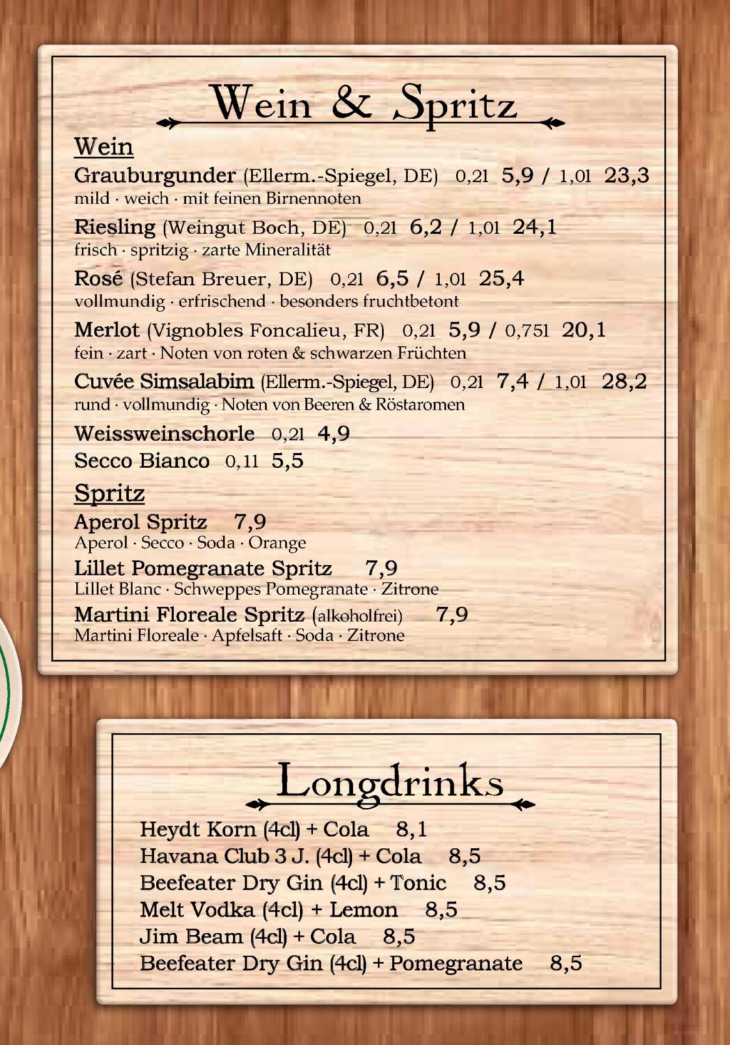 Wein- und Getränkekarte mit Angeboten für Wein, Spritz und Longdrinks, inklusive Preisangaben und Zutaten für Wein 2026.